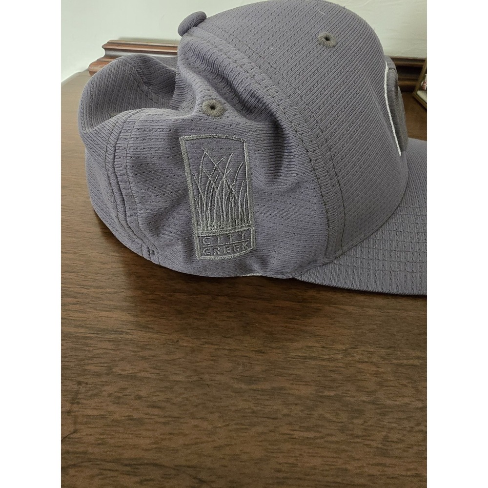 NWOT TravisMathew Grey City Creek Golf Hat - Picture 4 of 5